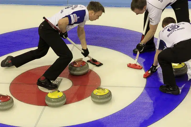 Maîtriser le marteau au curling stratégies et techniques avancées