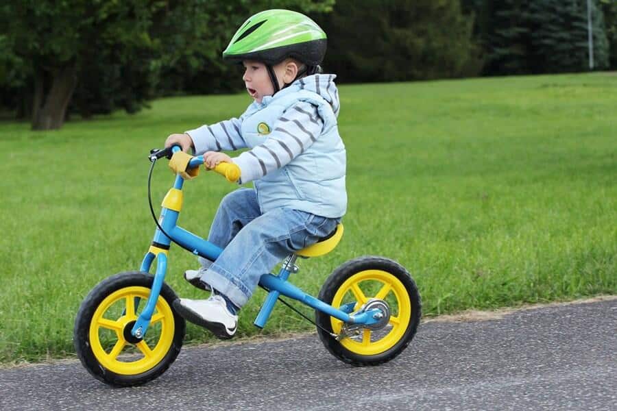 Quand les enfants devraient-ils abandonner les roulettes pour apprendre à faire du vélo