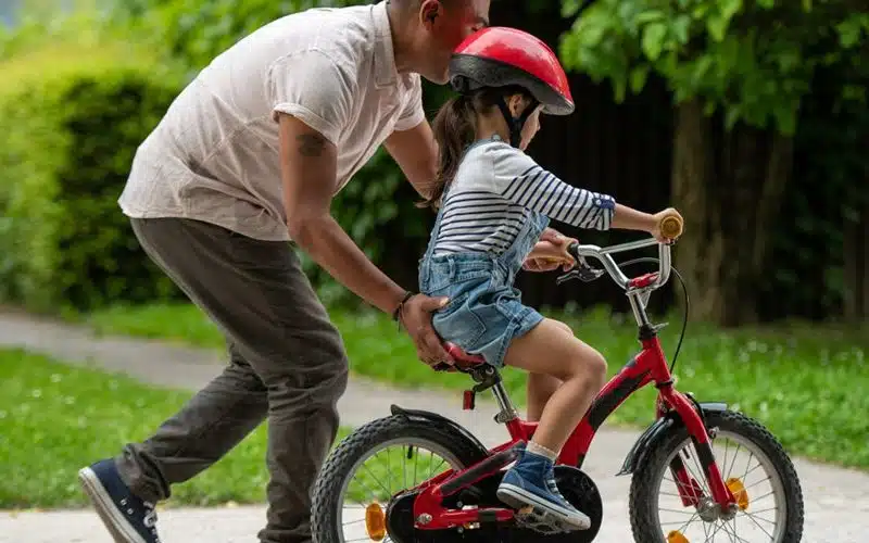 Quand les enfants devraient-ils abandonner les roulettes pour apprendre à faire du vélo
