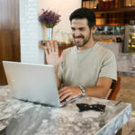 un homme en visio depuis son ordinateur