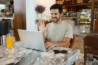 un homme en visio depuis son ordinateur