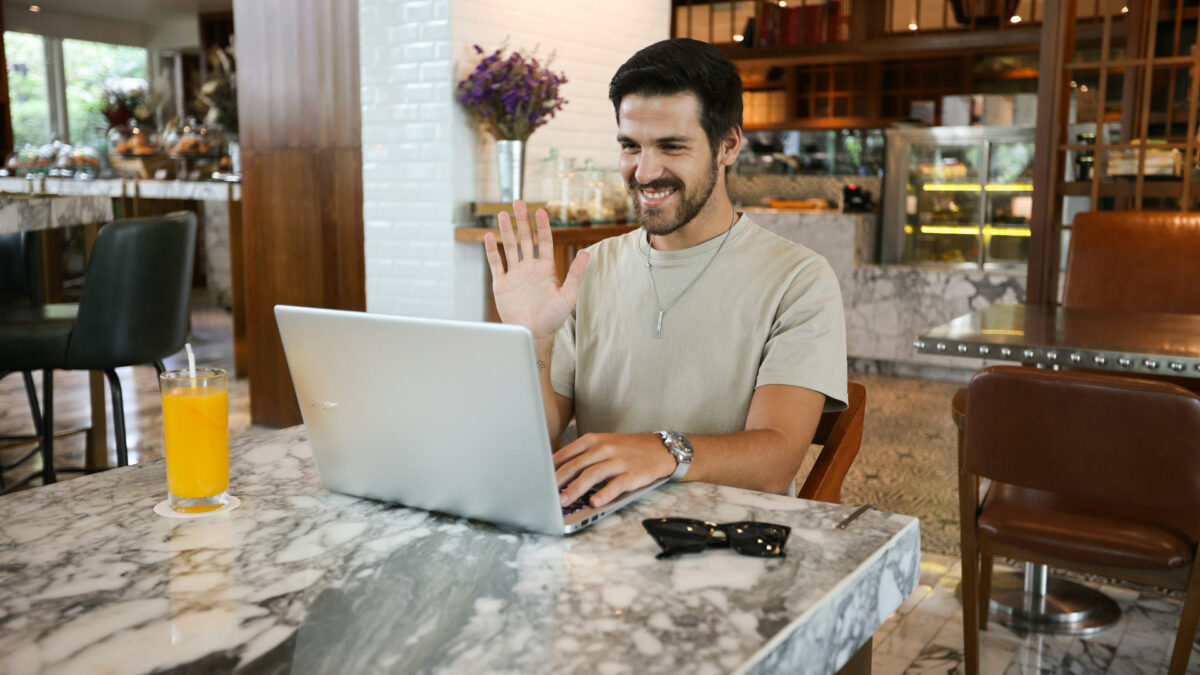 un homme en visio depuis son ordinateur
