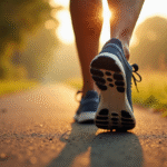 Gros plan de baskets de sport sur un chemin matinal