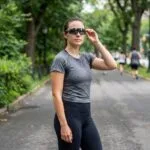 Femme sportive en pleine course en extérieur