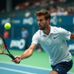 Joueur de padel masculin en plein smash lors d'un tournoi P500 sur court indoor avec parois en verre