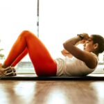 une femme faisant son sport sur tapis