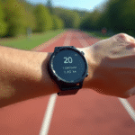 Montre connectee sur bras de coureur affichant 20 miles et km