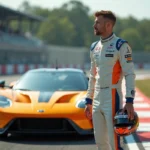 Homme en combinaison de course avec casque à côté d'une voiture de sport sur circuit