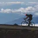 une personne sur un vélo