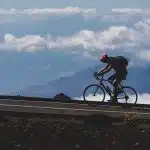 une personne sur un vélo