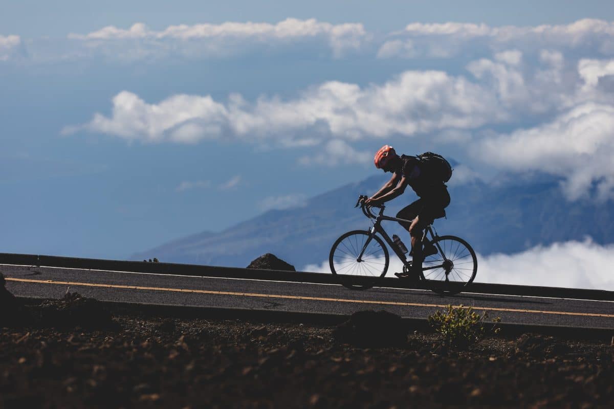 une personne sur un vélo