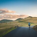 un cycliste à la montagne